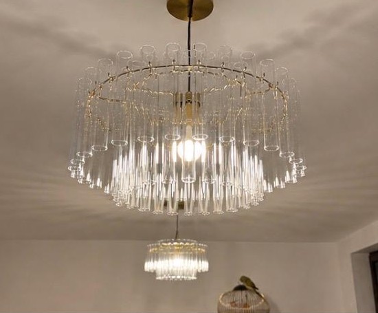 Bucătărie finalizată cu faianță din travertin și candelabru de cristal